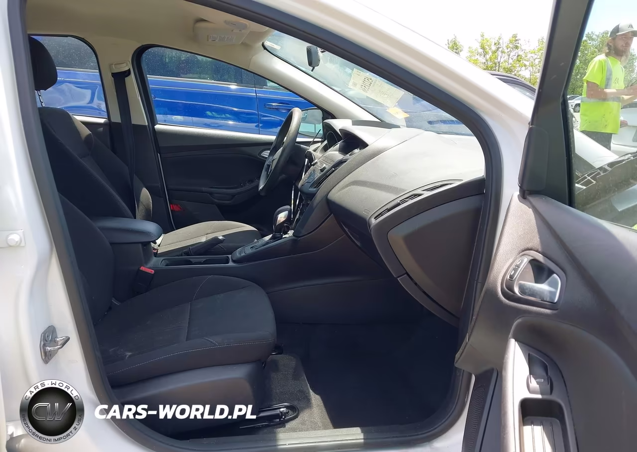 2018 Ford Focus Se VIN:1FADP3FE5JL203621 - 5