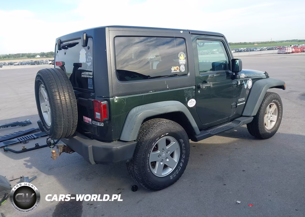 2011 Jeep Wrangler Sport VIN:1J4AA2D18BL570128 - 4