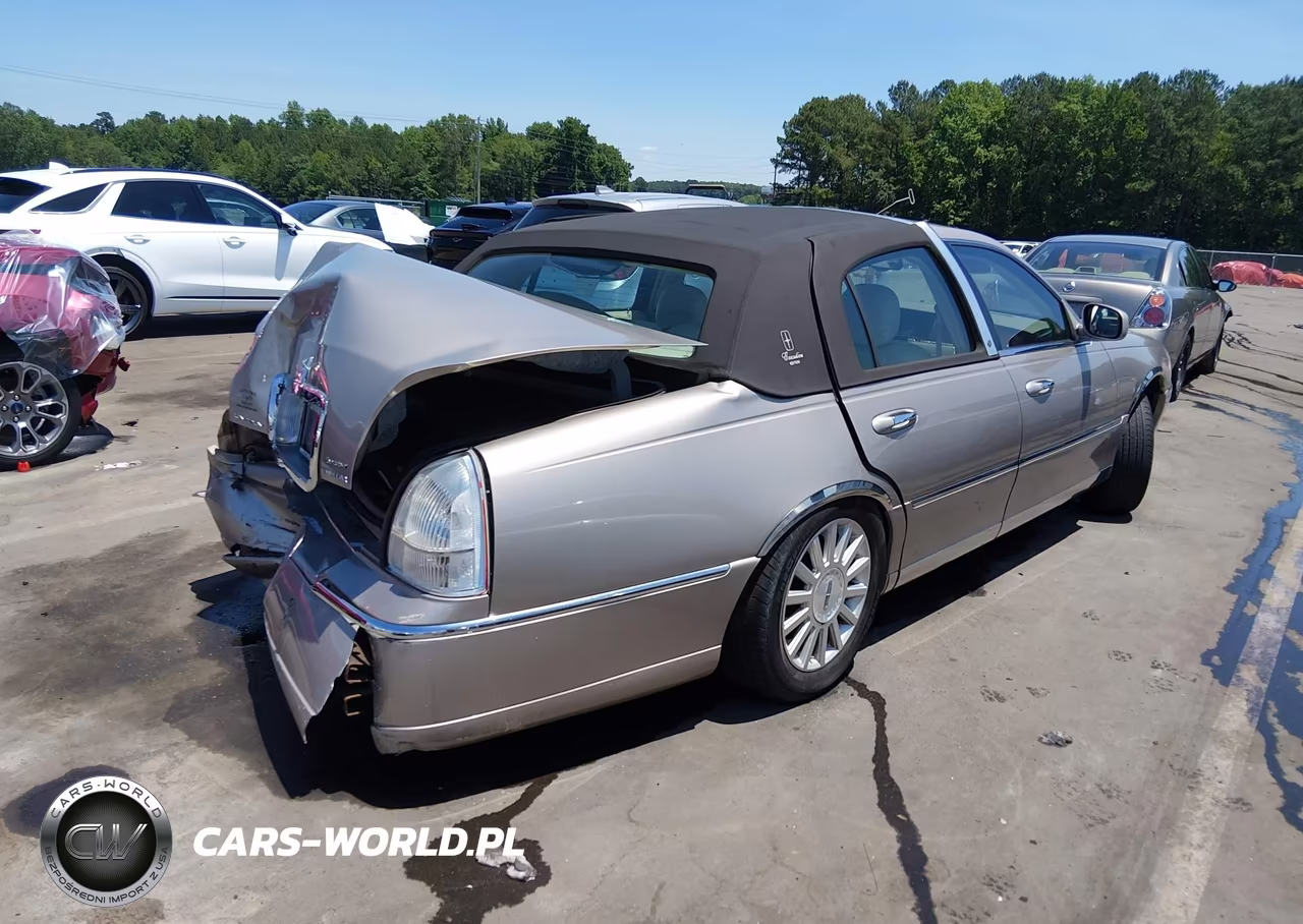 2003 Lincoln Town Car Executive VIN:1LNHM81W13Y684972 - 4