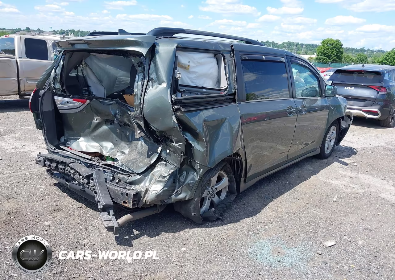 2018 Toyota Sienna Le 8 Passenger VIN:5TDKZ3DC0JS930046 - 4