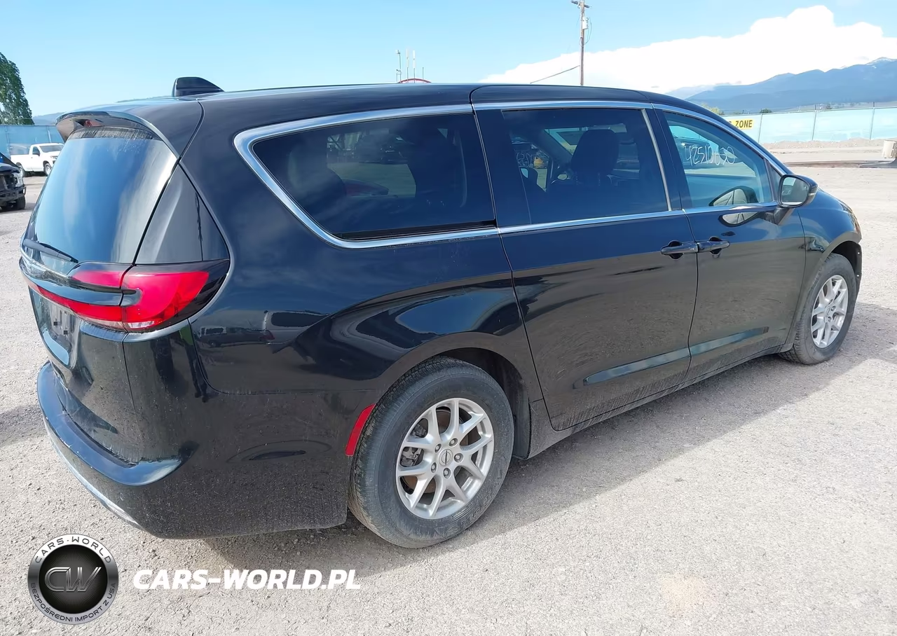 2023 Chrysler Pacifica Touring L VIN:2C4RC1BG0PR615940 - 4