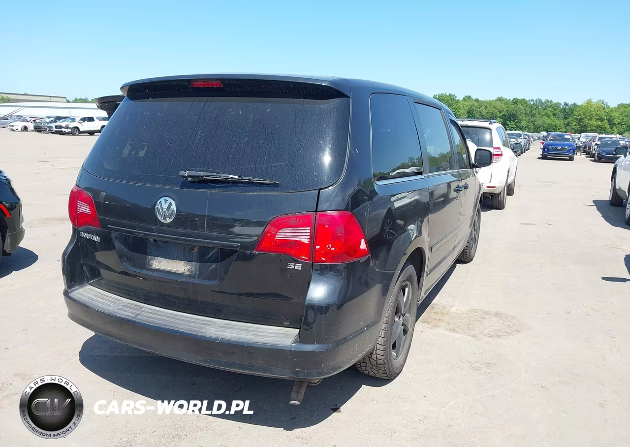 2010 Volkswagen Routan Se VIN:2V4RW3D10AR242424 - 4