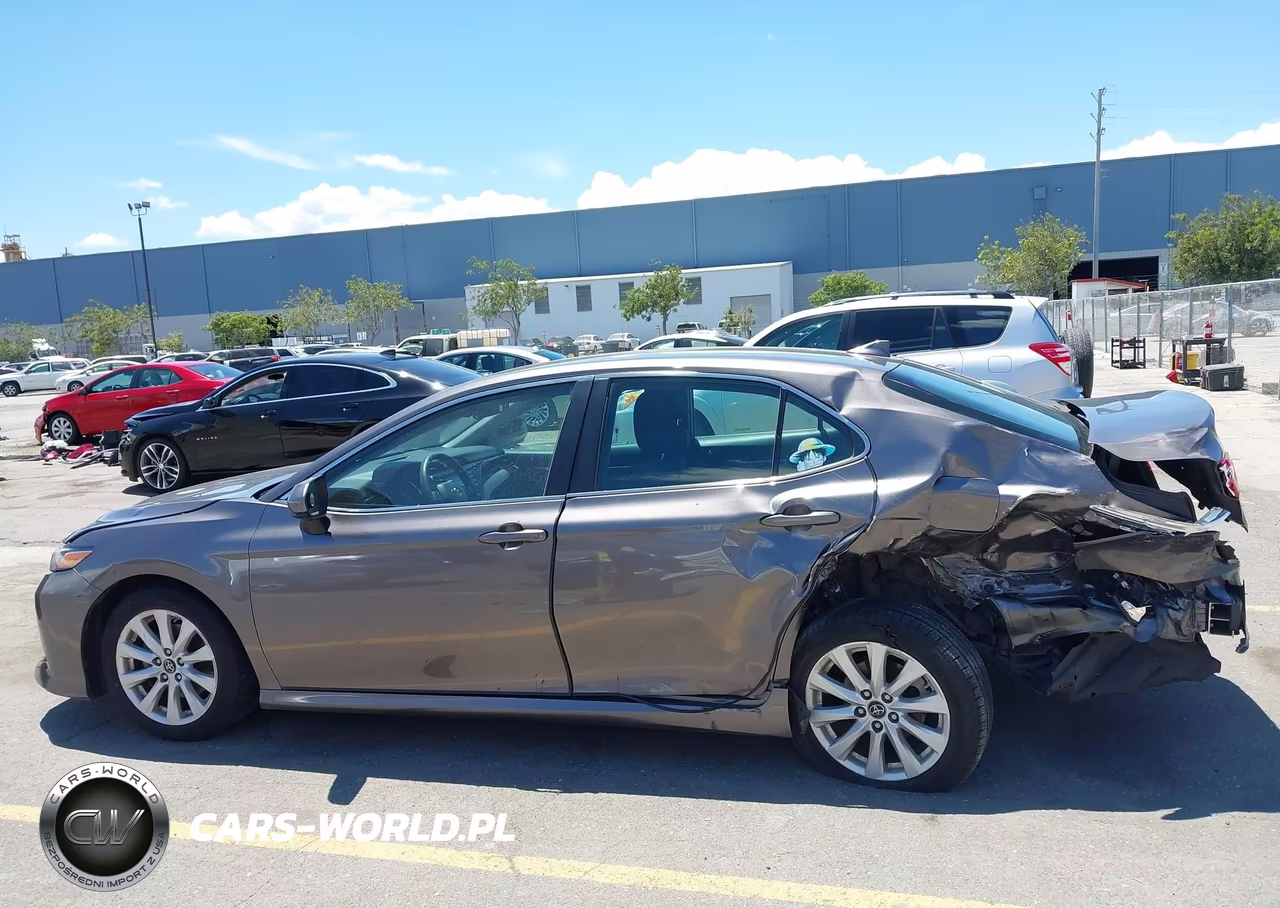 2019 Toyota Camry Le VIN:4T1B11HK8KU775963 - 14