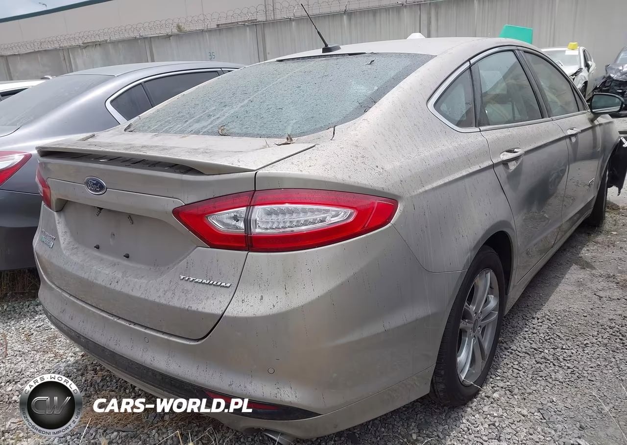 2015 Ford Fusion Energi Titanium VIN:3FA6P0SUXFR105231 - 4