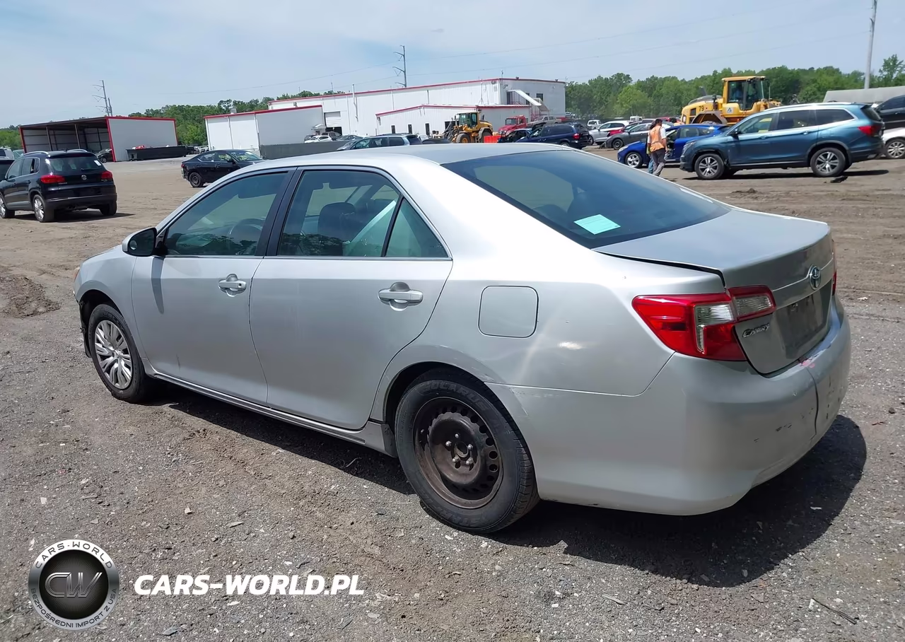 2014 Toyota Camry Le VIN:4T4BF1FK8ER365033 - 3