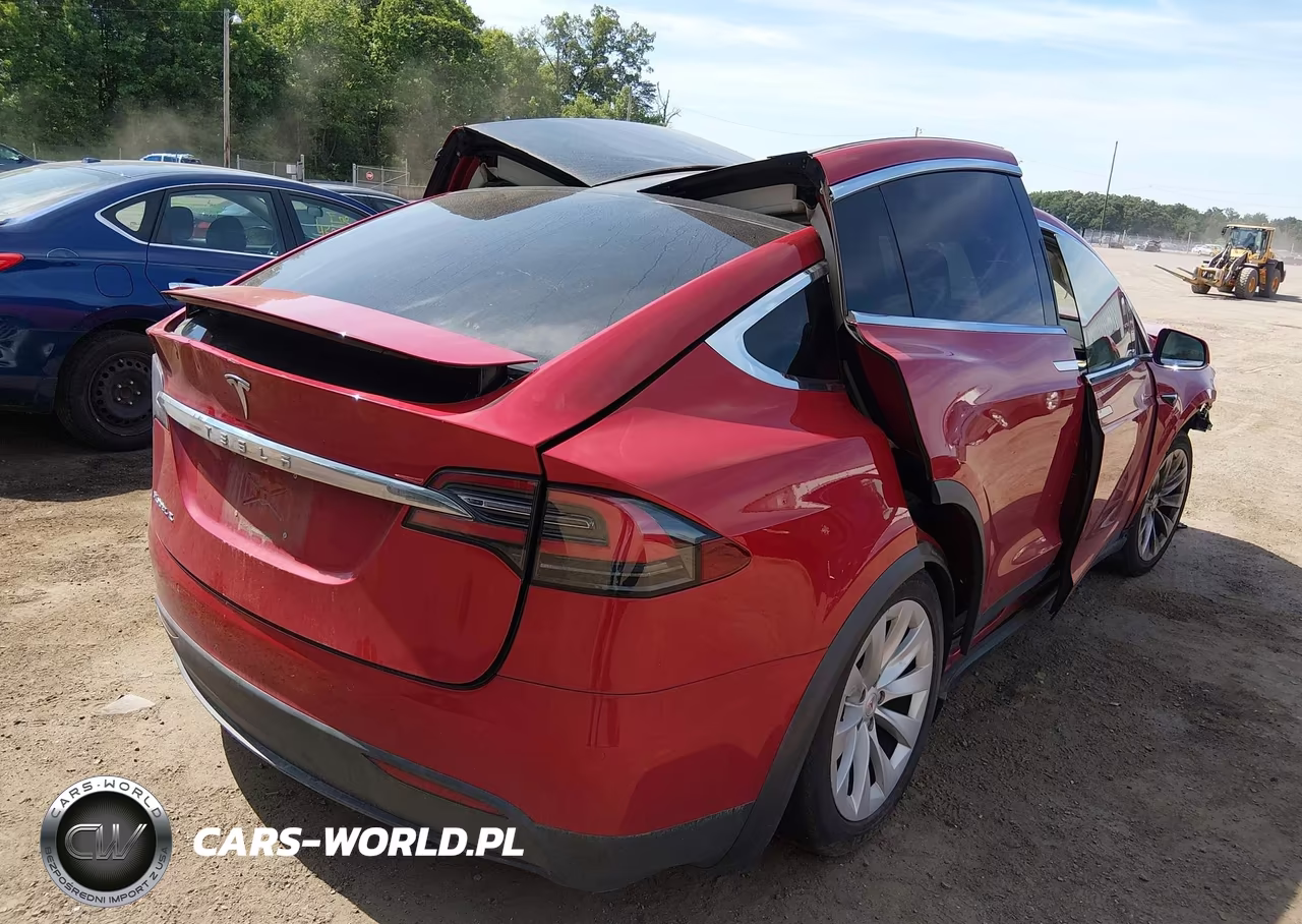 2018 Tesla Model X VIN:5YJXCAE29JF116046 - 4