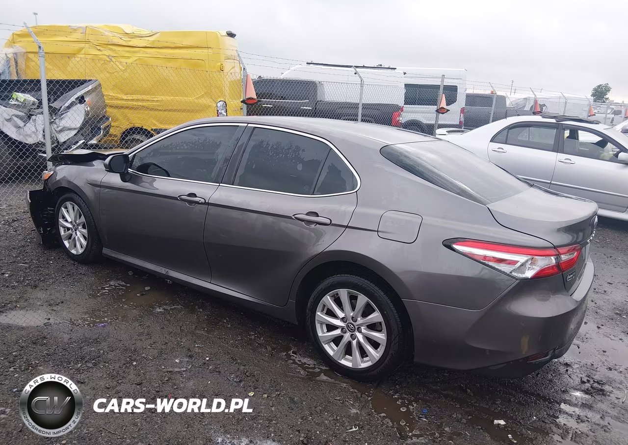 2018 Toyota Camry Le VIN:4T1B11HK2JU594985 - 3