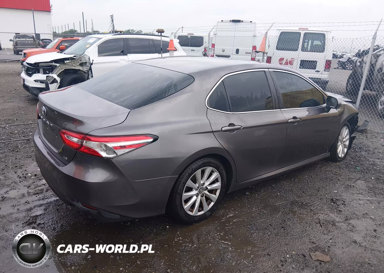2018 Toyota Camry Le VIN:4T1B11HK2JU594985 - 4