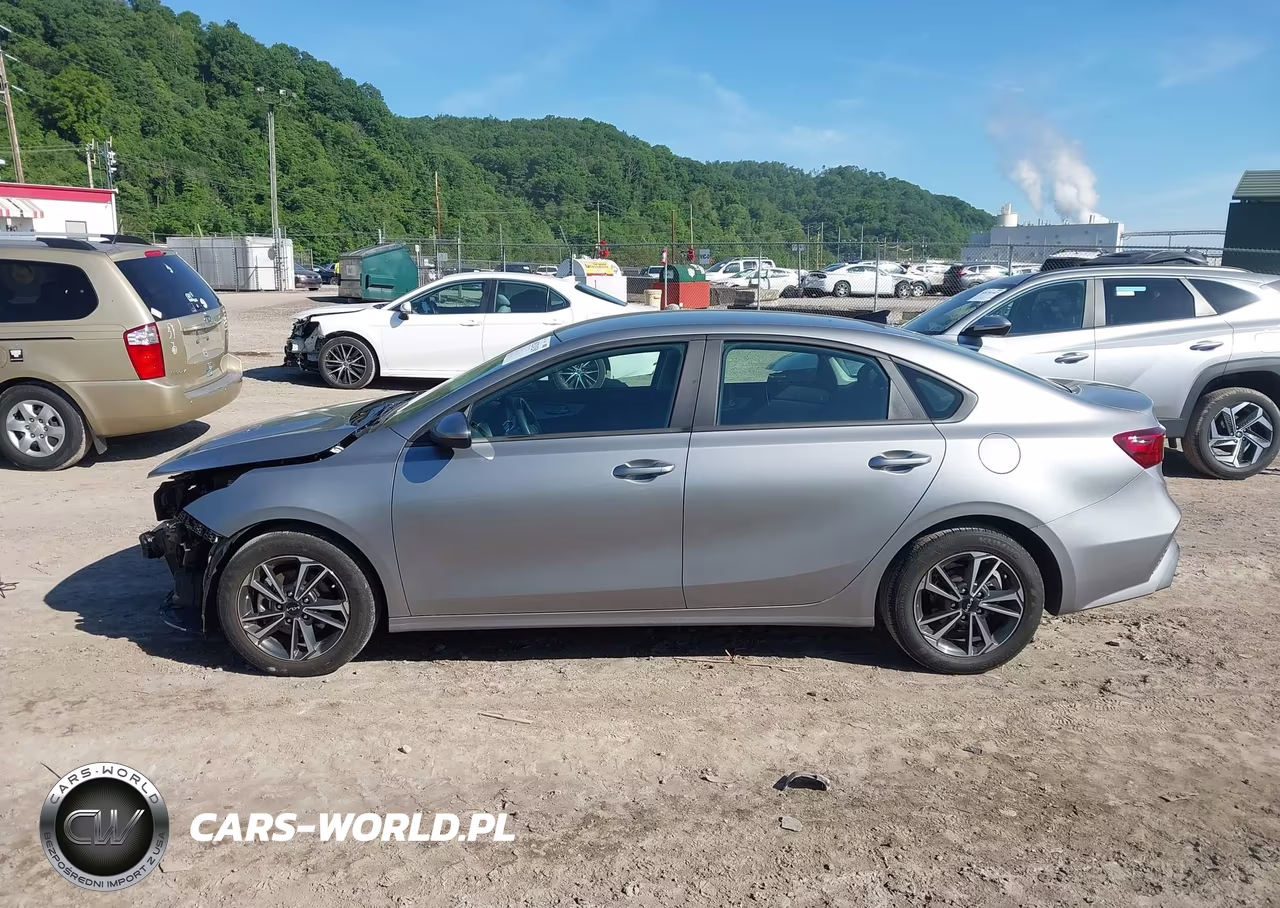 2024 Kia Forte Lxs VIN:3KPF24AD7RE705802 - 15
