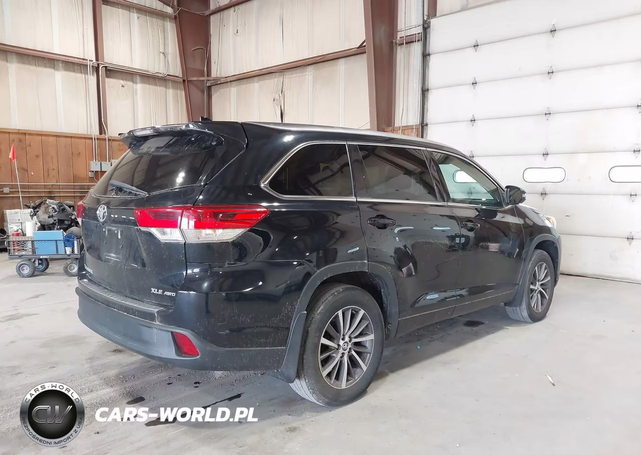 2018 Toyota Highlander Xle VIN:5TDJZRFH4JS829048 - 4
