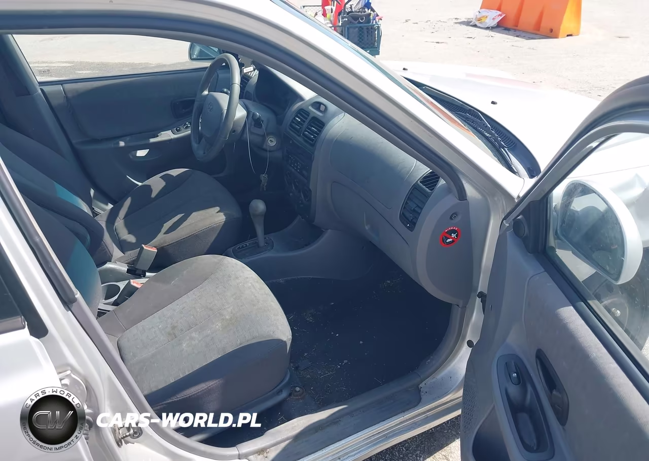 2005 Hyundai Accent Gls VIN:KMHCG45C15U636859 - 5