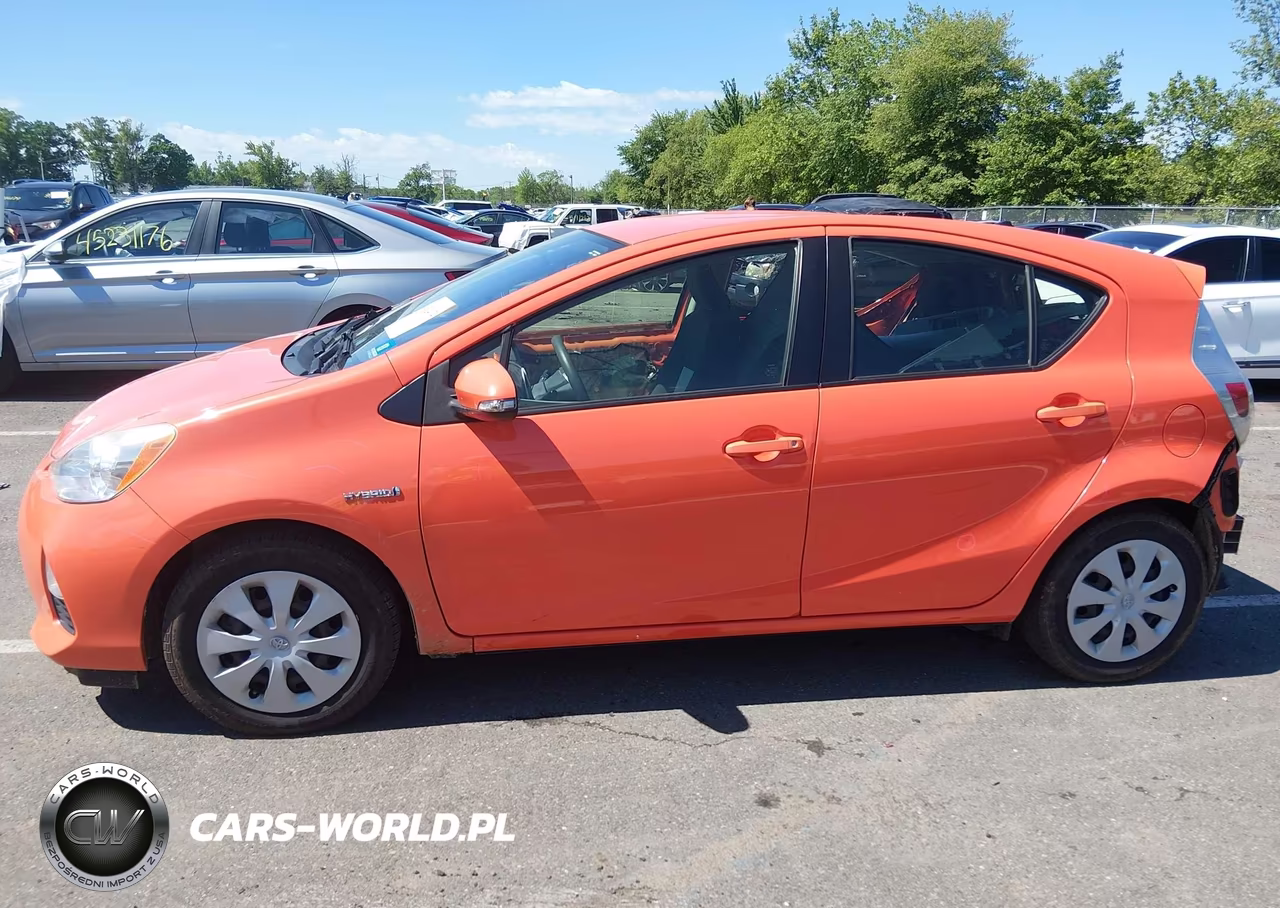 2014 Toyota Prius C Two VIN:JTDKDTB37E1059909 - 15