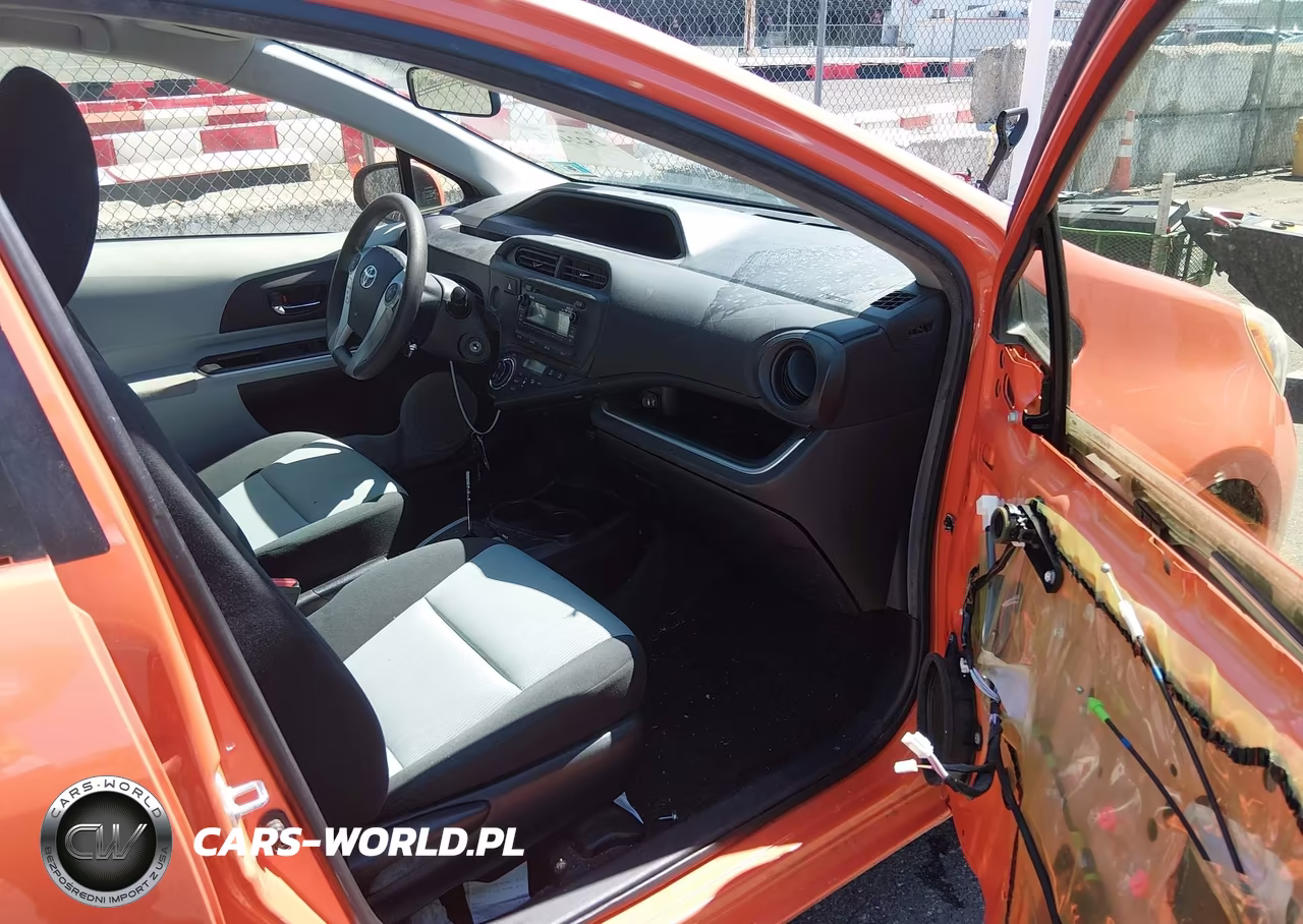 2014 Toyota Prius C Two VIN:JTDKDTB37E1059909 - 5