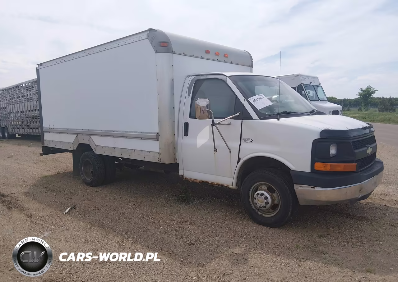 2004 Chevrolet Express Cutaway Base W-C7L-C7N