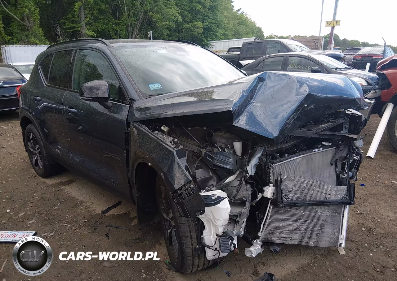 2026 Volvo Xc40 Core, B5 Awd Gas (Mild Hybrid), Dark – zdjęcie 1 z 17