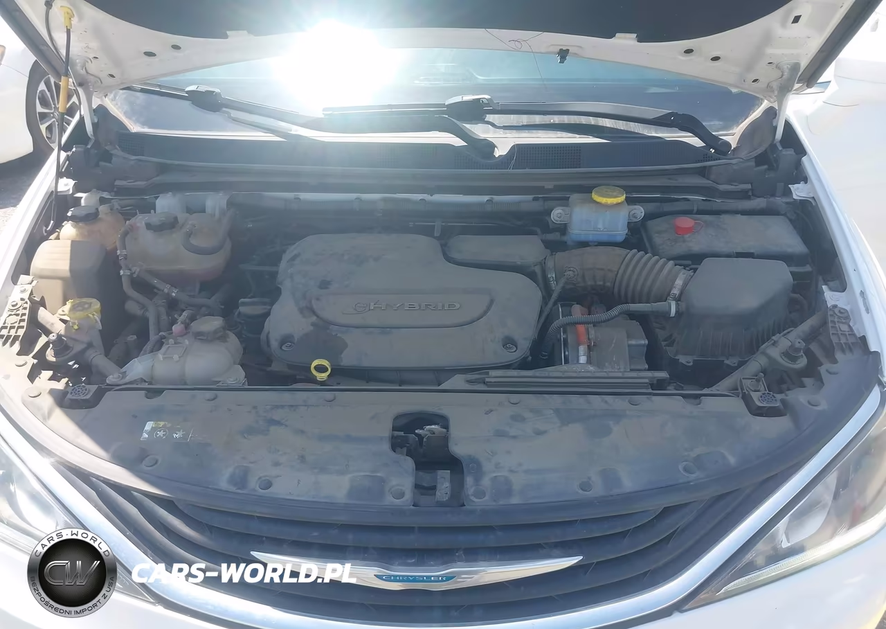 2018 Chrysler Pacifica Hybrid Touring Plus VIN:2C4RC1H79JR306918 - 10