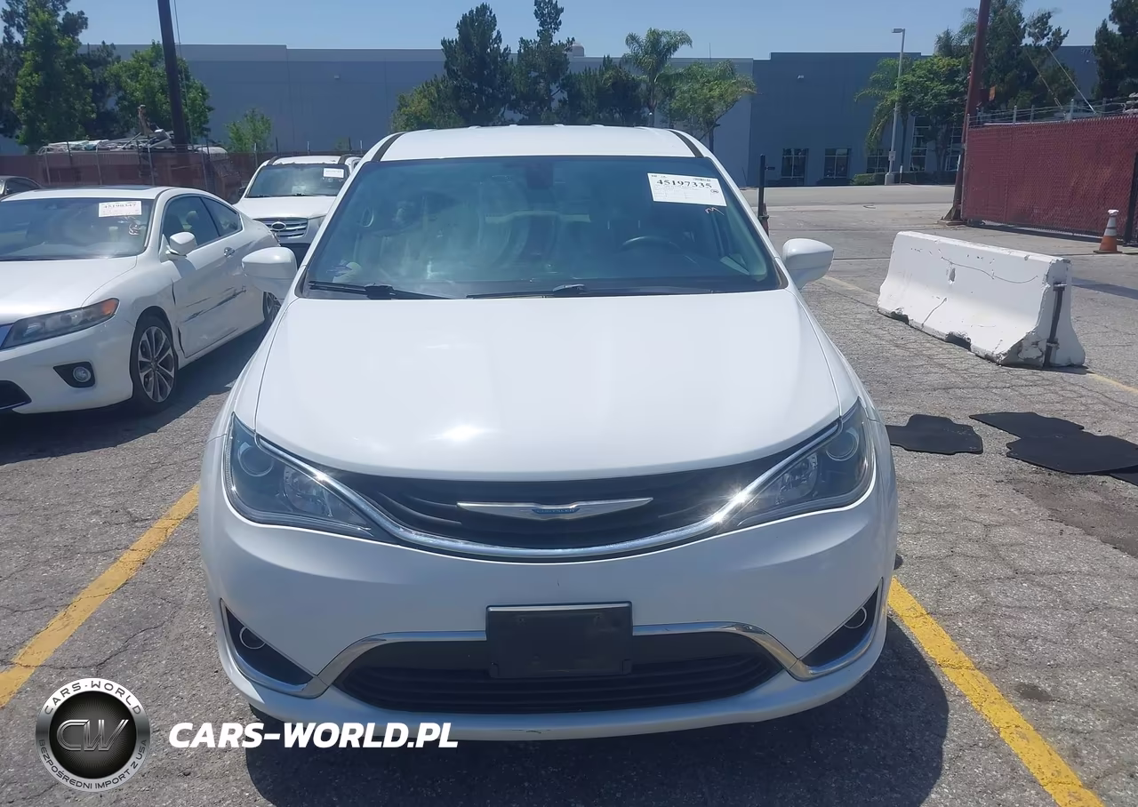 2018 Chrysler Pacifica Hybrid Touring Plus VIN:2C4RC1H79JR306918 - 13