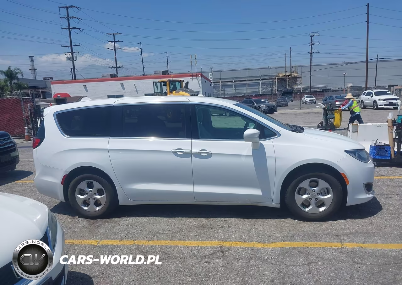 2018 Chrysler Pacifica Hybrid Touring Plus VIN:2C4RC1H79JR306918 - 14