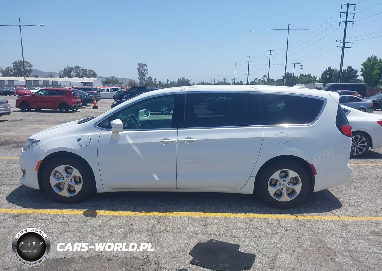 2018 Chrysler Pacifica Hybrid Touring Plus VIN:2C4RC1H79JR306918 - 15