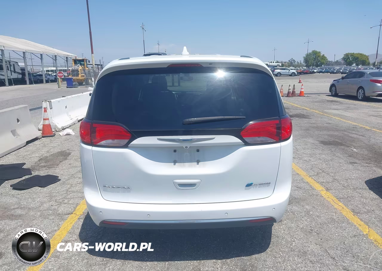 2018 Chrysler Pacifica Hybrid Touring Plus VIN:2C4RC1H79JR306918 - 17
