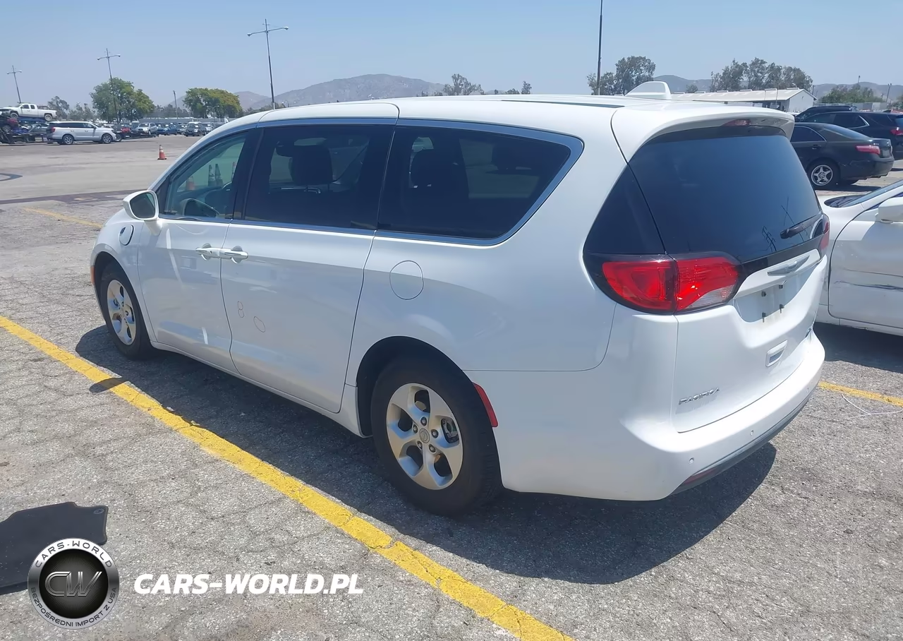 2018 Chrysler Pacifica Hybrid Touring Plus VIN:2C4RC1H79JR306918 - 3