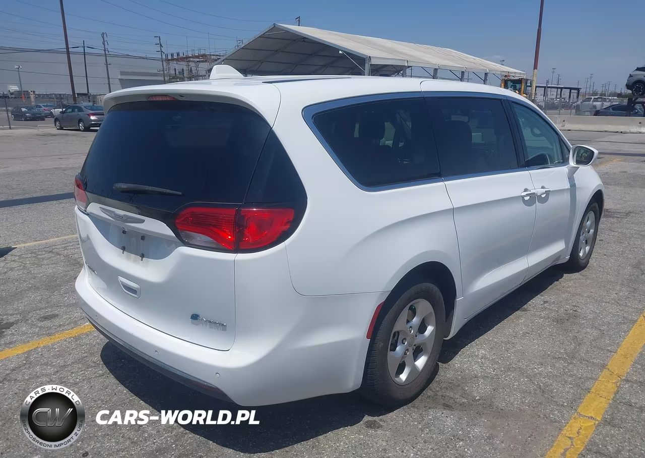 2018 Chrysler Pacifica Hybrid Touring Plus VIN:2C4RC1H79JR306918 - 4