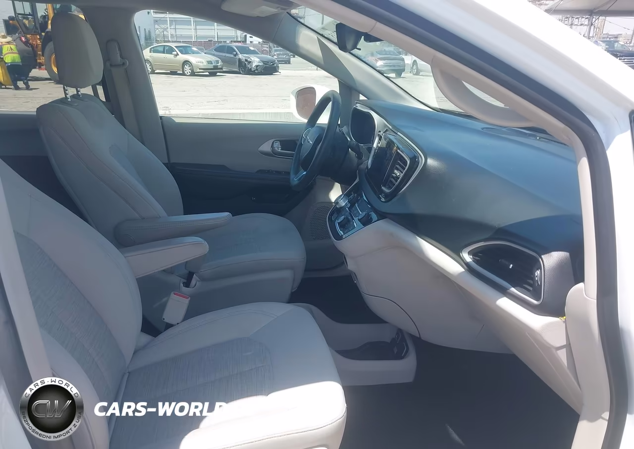 2018 Chrysler Pacifica Hybrid Touring Plus VIN:2C4RC1H79JR306918 - 5