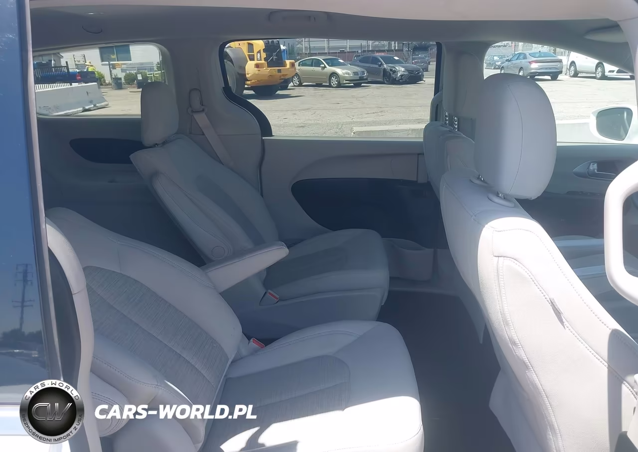 2018 Chrysler Pacifica Hybrid Touring Plus VIN:2C4RC1H79JR306918 - 8