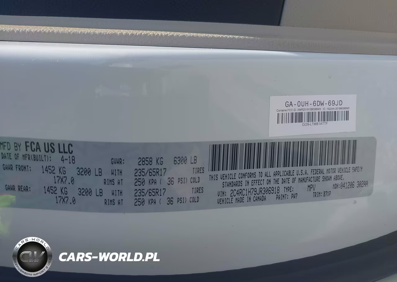 2018 Chrysler Pacifica Hybrid Touring Plus VIN:2C4RC1H79JR306918 - 9