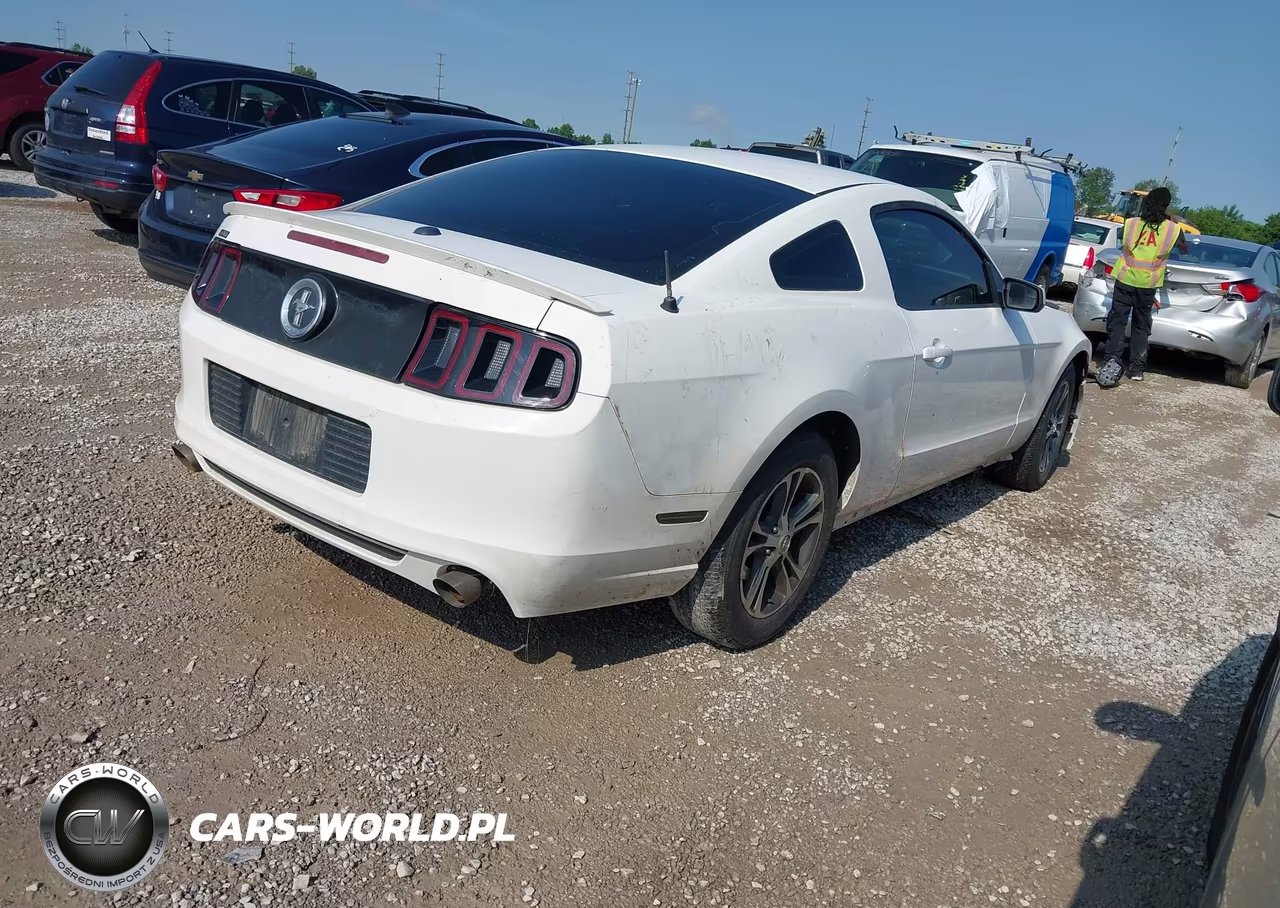 2013 Ford Mustang V6 Premium VIN:1ZVBP8AM0D5260425 - 4