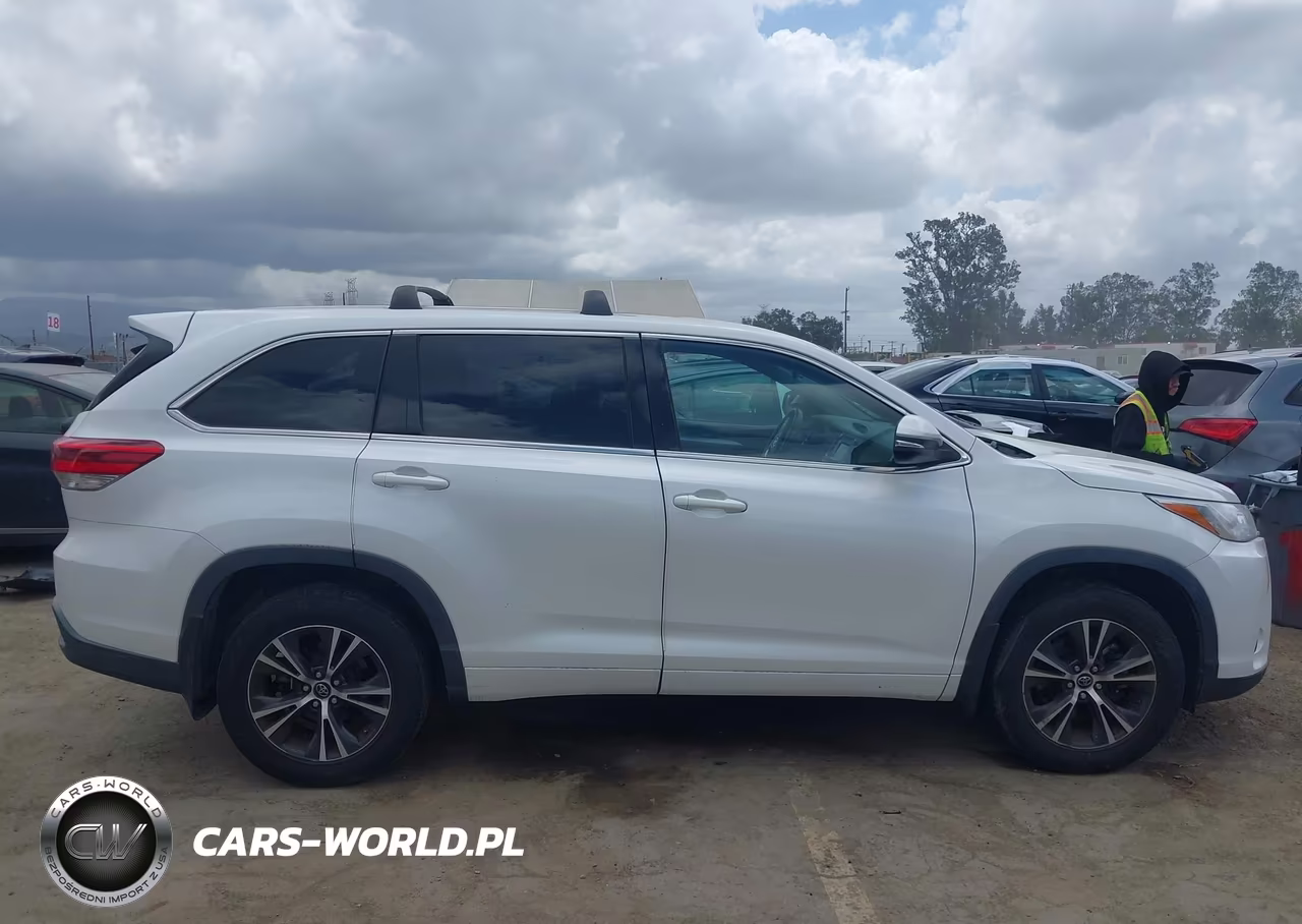 2018 Toyota Highlander Le VIN:5TDZARFH1JS039281 - 13