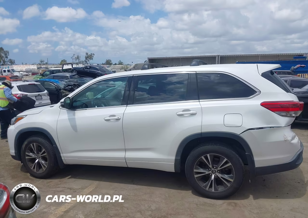 2018 Toyota Highlander Le VIN:5TDZARFH1JS039281 - 14
