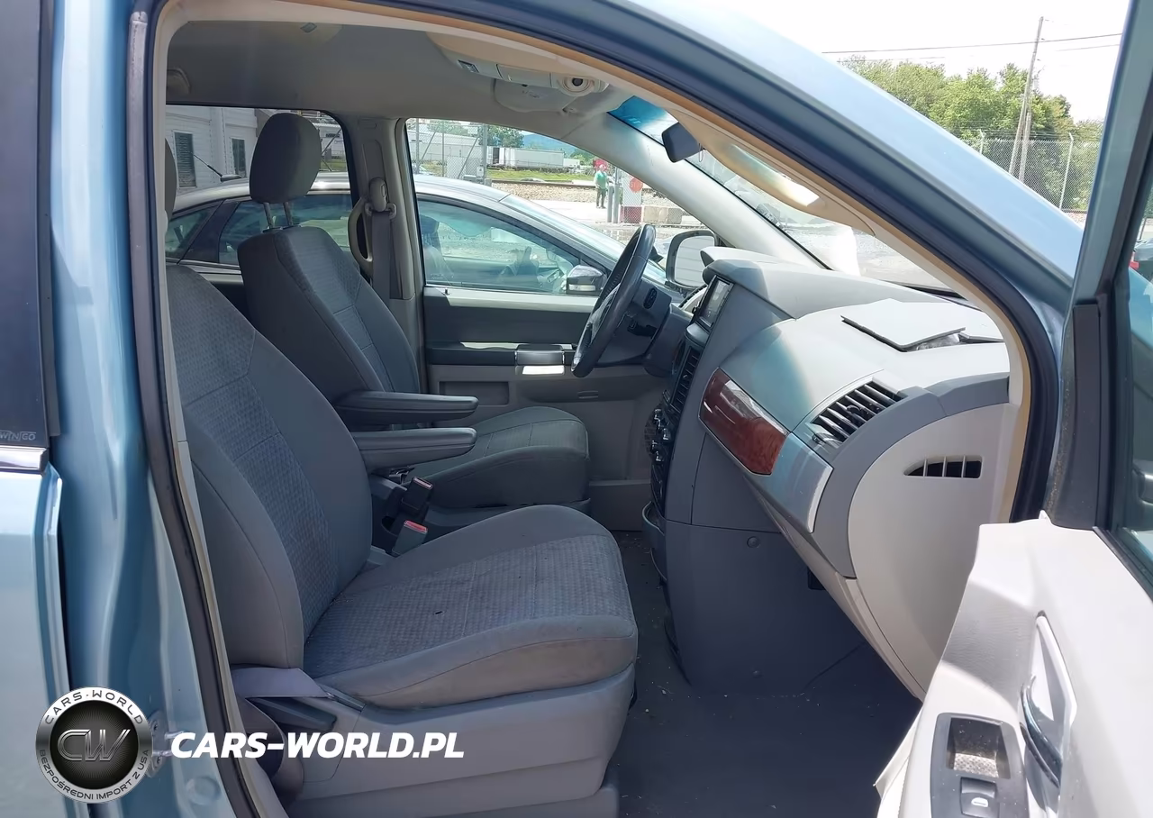 2008 Chrysler Town & Country Touring VIN:2A8HR54P78R682074 - 5