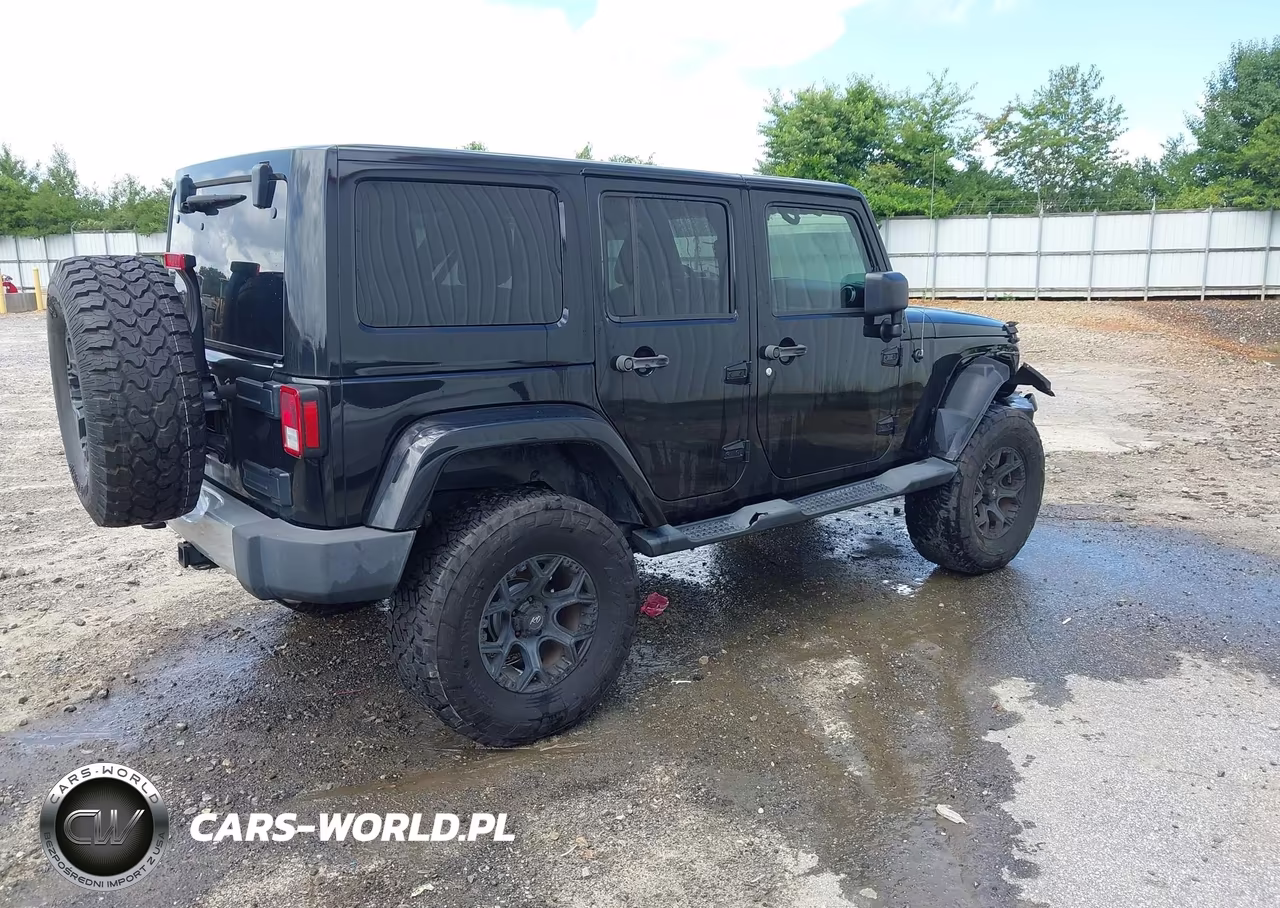 2015 Jeep Wrangler Unlimited Sahara VIN:1C4BJWEG4FL527528 - 4