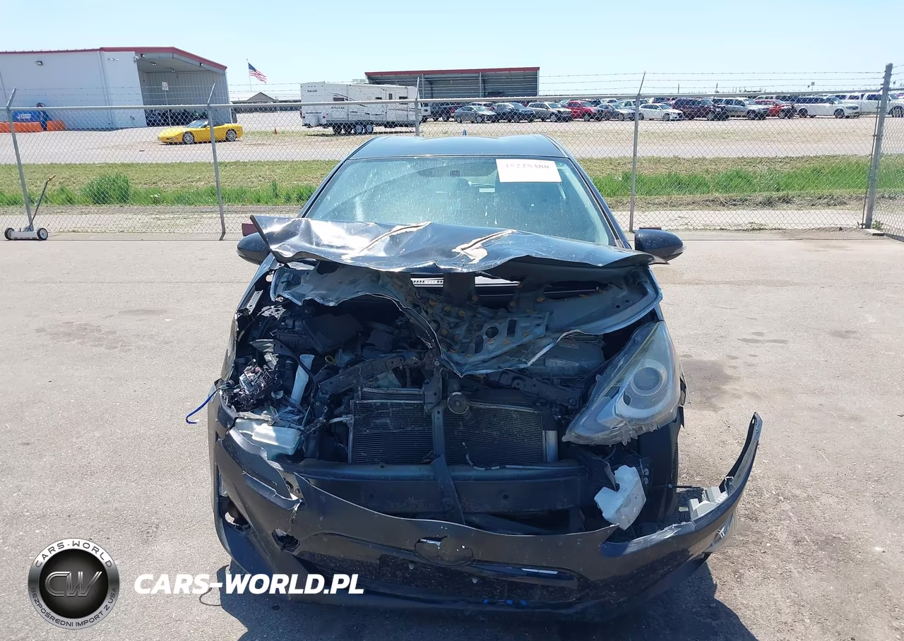 2015 Toyota Prius C Two VIN:JTDKDTB34F1109442 - 13