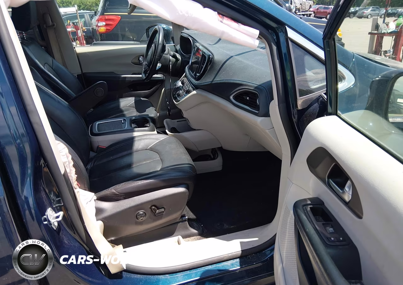 2021 Chrysler Pacifica Hybrid Touring L VIN:2C4RC1L72MR596477 - 5