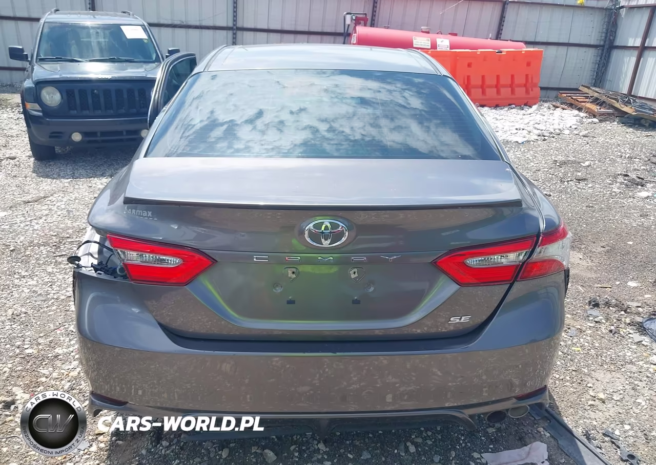 2018 Toyota Camry Se VIN:4T1B11HK5JU115104 - 17