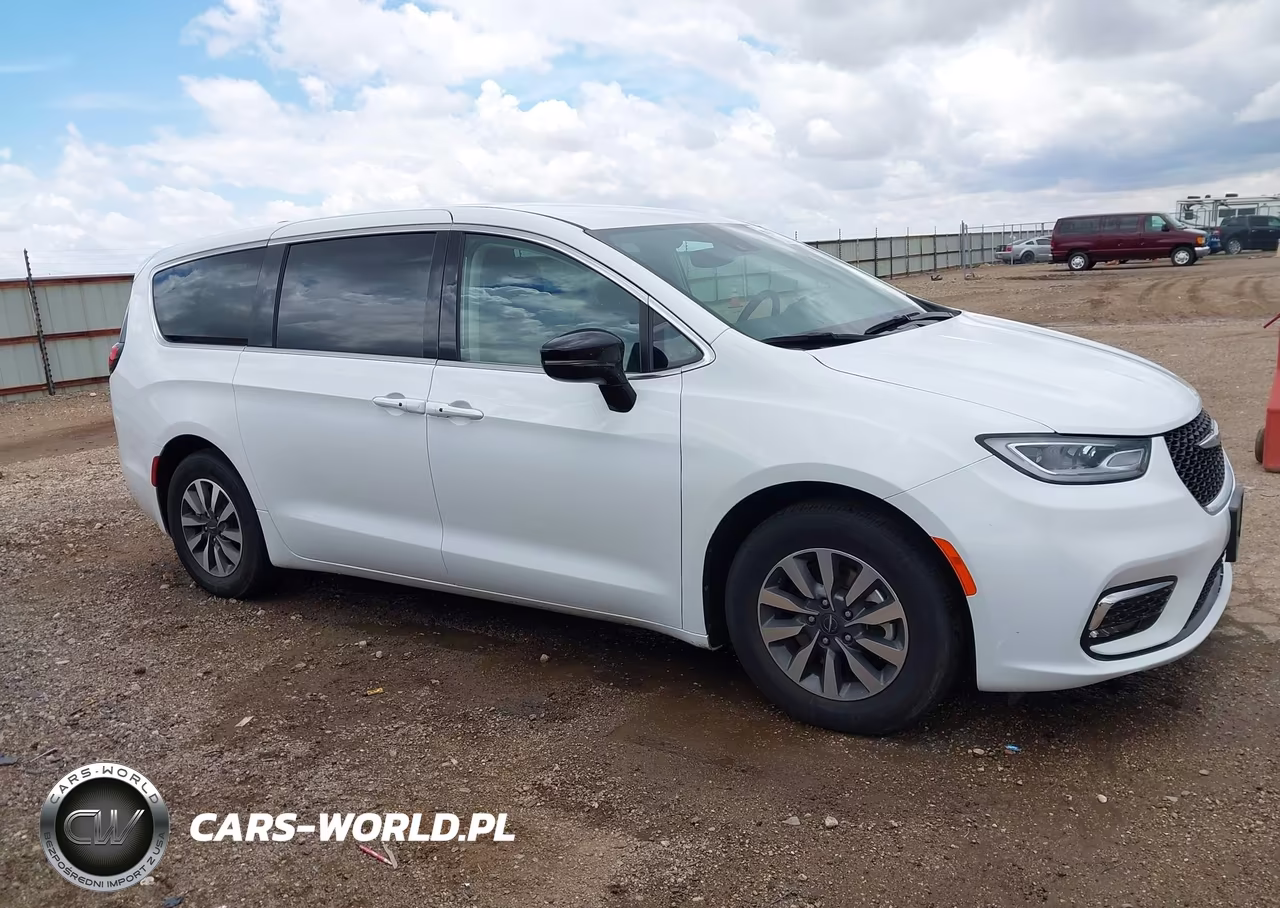 2024 Chrysler Pacifica Hybrid Select VIN:2C4RC1S70RR153642 - 13