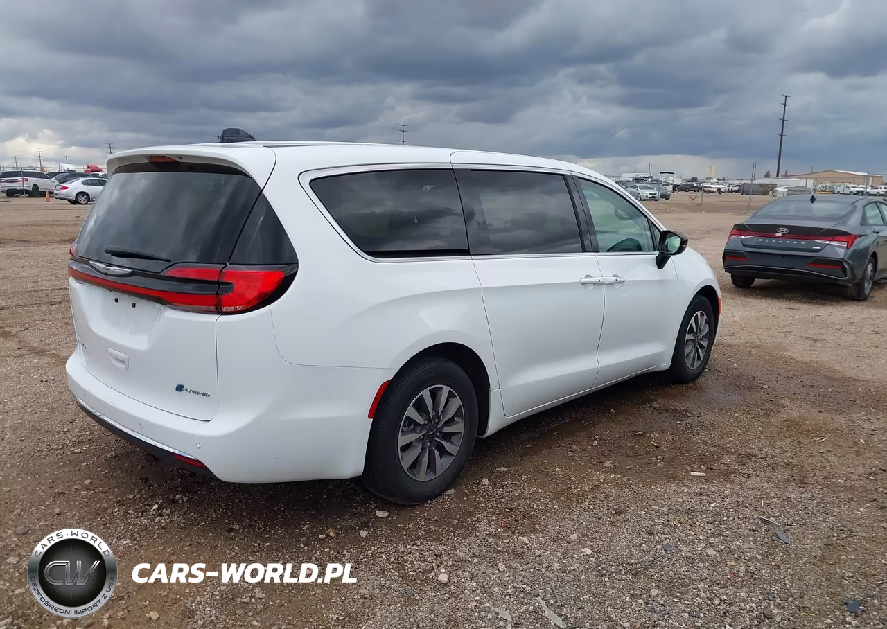 2024 Chrysler Pacifica Hybrid Select VIN:2C4RC1S70RR153642 - 4