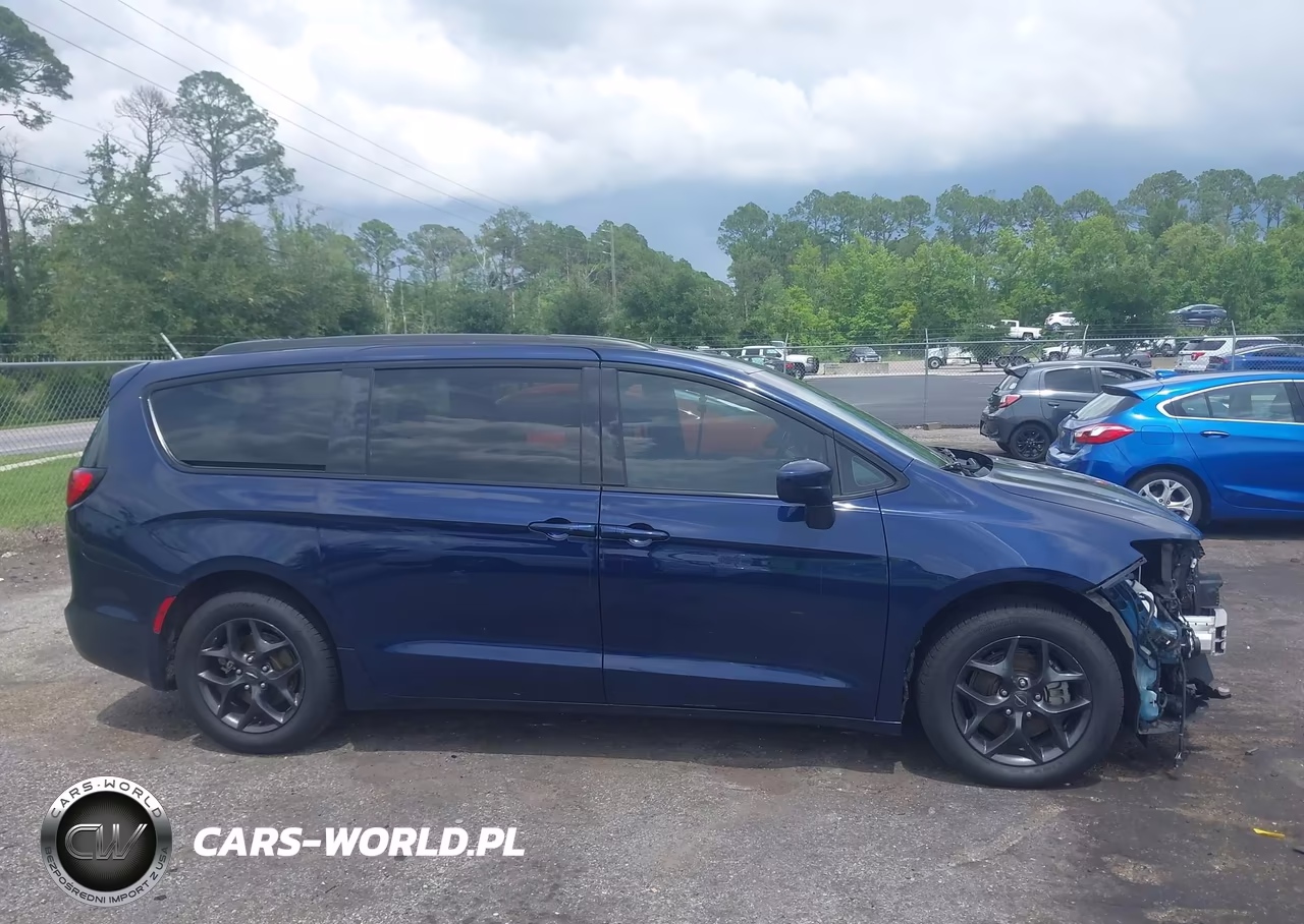 2020 Chrysler Pacifica Touring L VIN:2C4RC1BGXLR122986 - 13