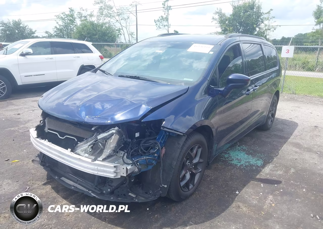 2020 Chrysler Pacifica Touring L VIN:2C4RC1BGXLR122986 - 2