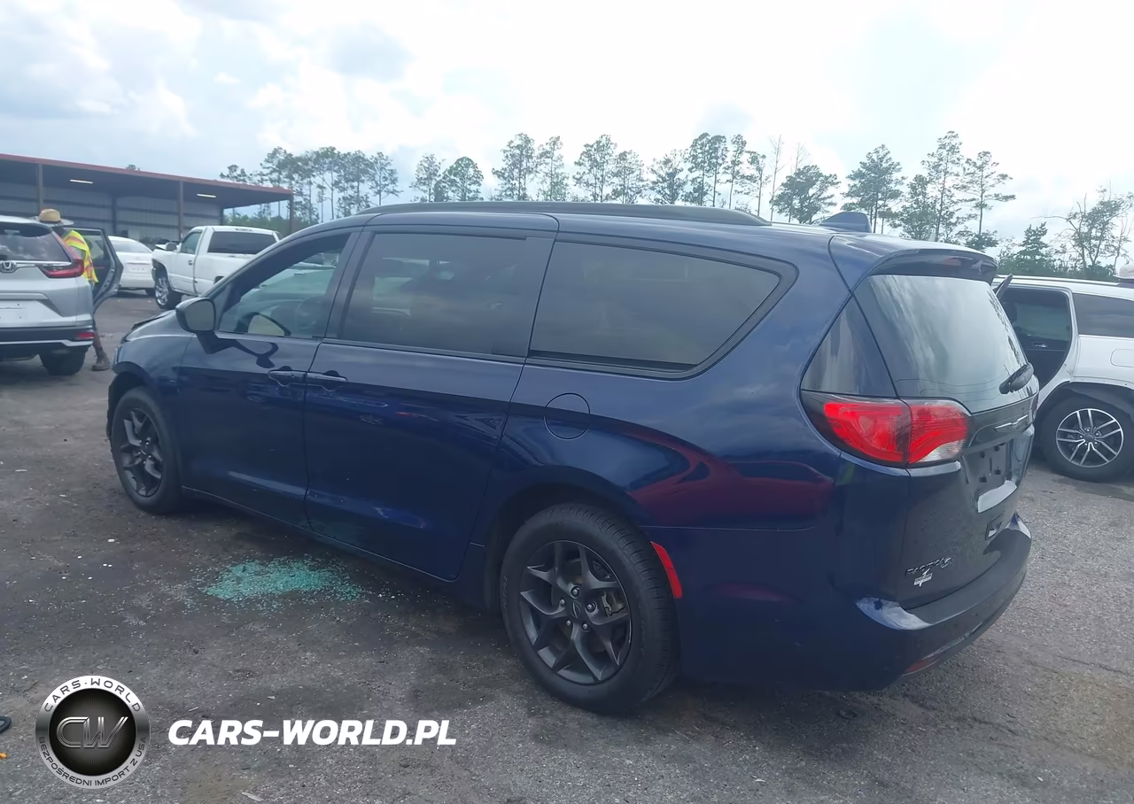 2020 Chrysler Pacifica Touring L VIN:2C4RC1BGXLR122986 - 3