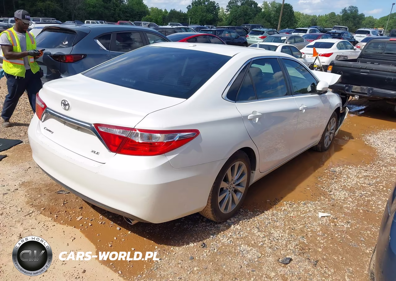 2016 Toyota Camry Xle VIN:4T1BF1FK6GU123242 - 4