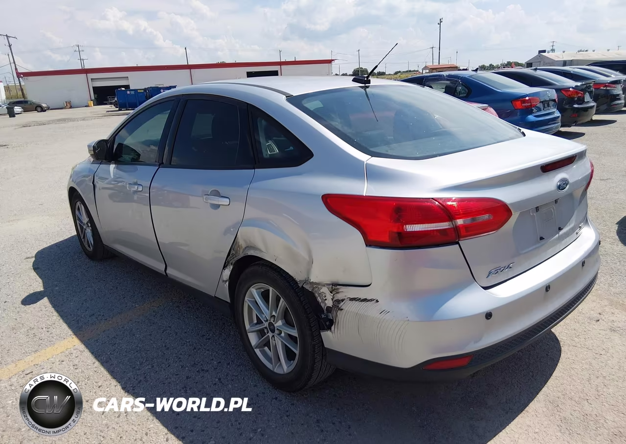 2015 Ford Focus Se VIN:1FADP3F23FL329151 - 3