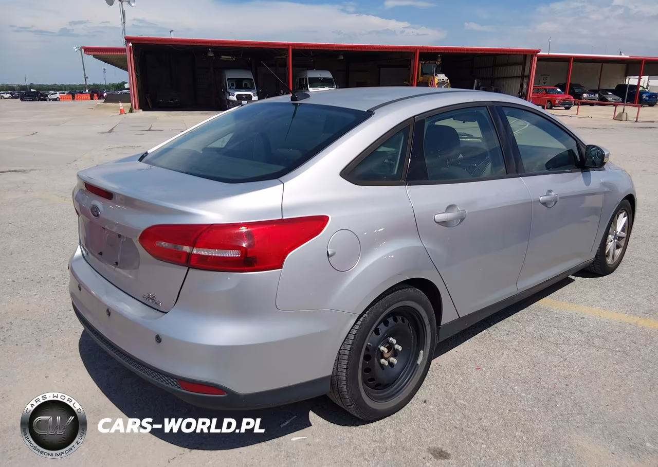 2015 Ford Focus Se VIN:1FADP3F23FL329151 - 4