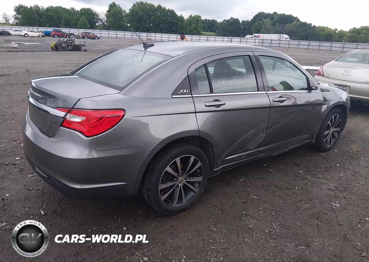 2013 Chrysler 200 Touring VIN:1C3CCBBB2DN584719 - 4