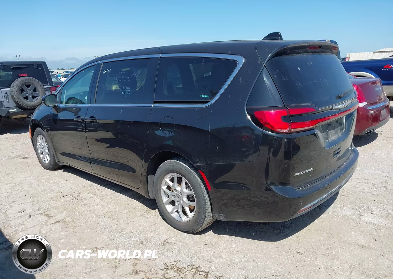2023 Chrysler Pacifica Touring L VIN:2C4RC1BG9PR606492 - 3