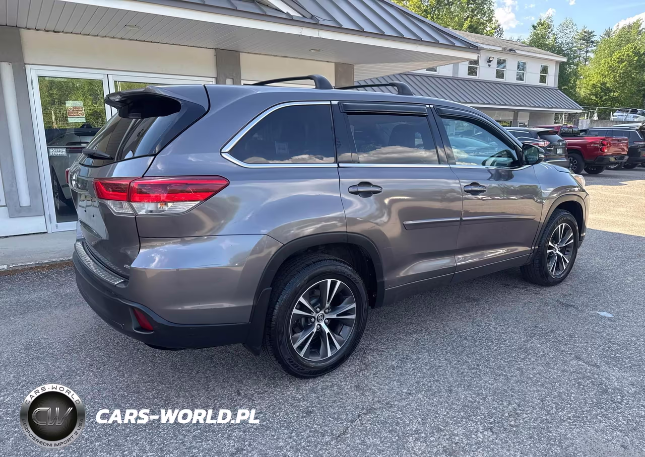 2018 Toyota Highlander Le VIN:5TDBZRFH6JS913523 - 4