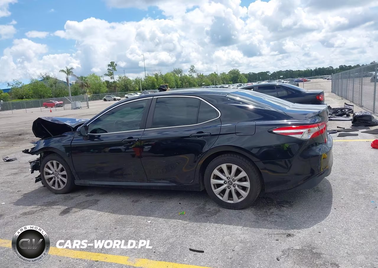 2018 Toyota Camry Le VIN:4T1B11HK7JU676291 - 15