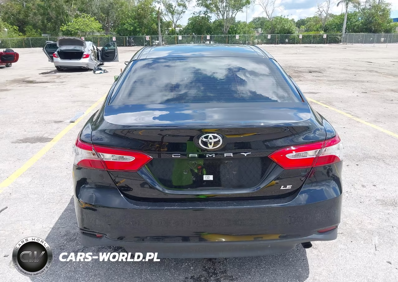 2018 Toyota Camry Le VIN:4T1B11HK7JU676291 - 17